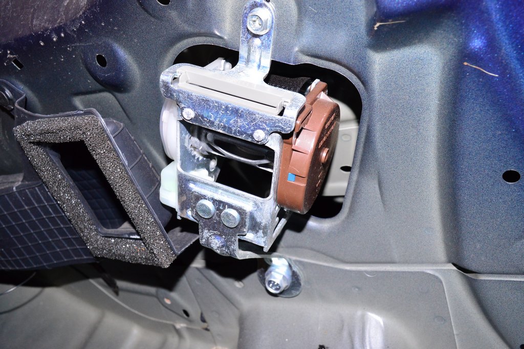 Ремень безопасности 2 ряд лев Nissan Pathfinder 13- черн