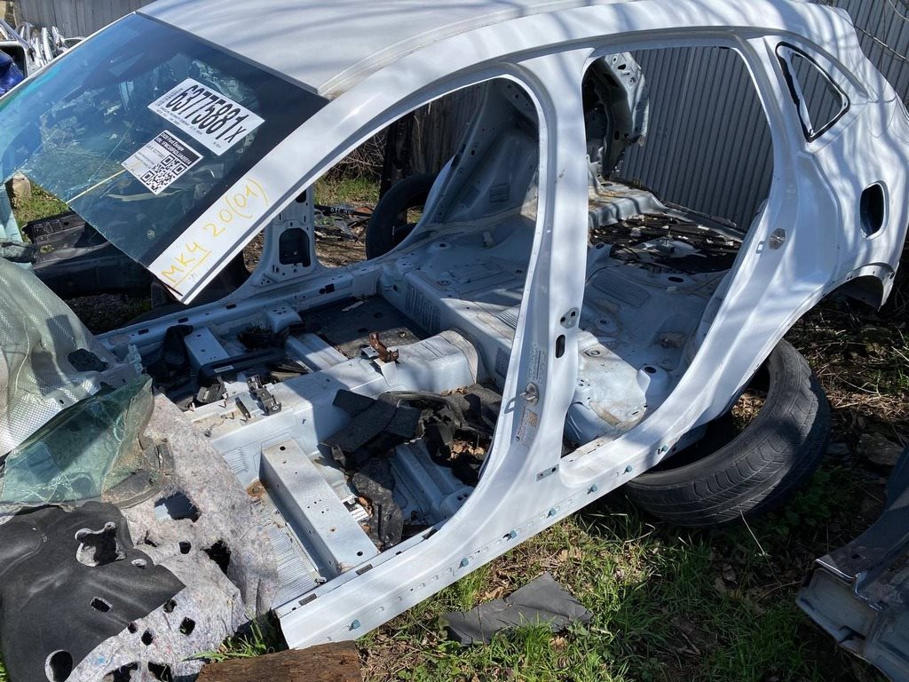 Стойка кузова центральная левая Ford Escape MK4 20- (01)