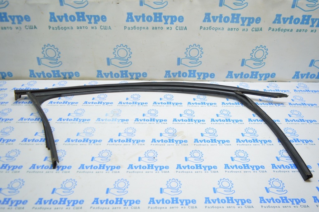 Молдинг двери верхний передней правой Audi A3 8V 15-20 4d, 5d черный