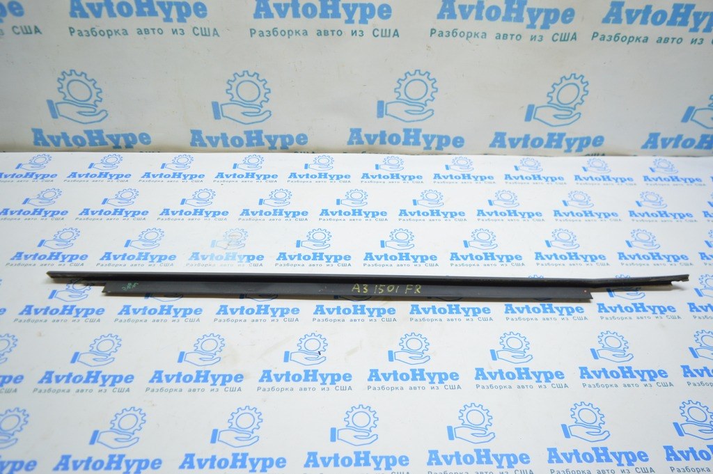 Молдинг дверь-стекло центральный передний правый Audi A3 8V 15-20 4d, 5d хром