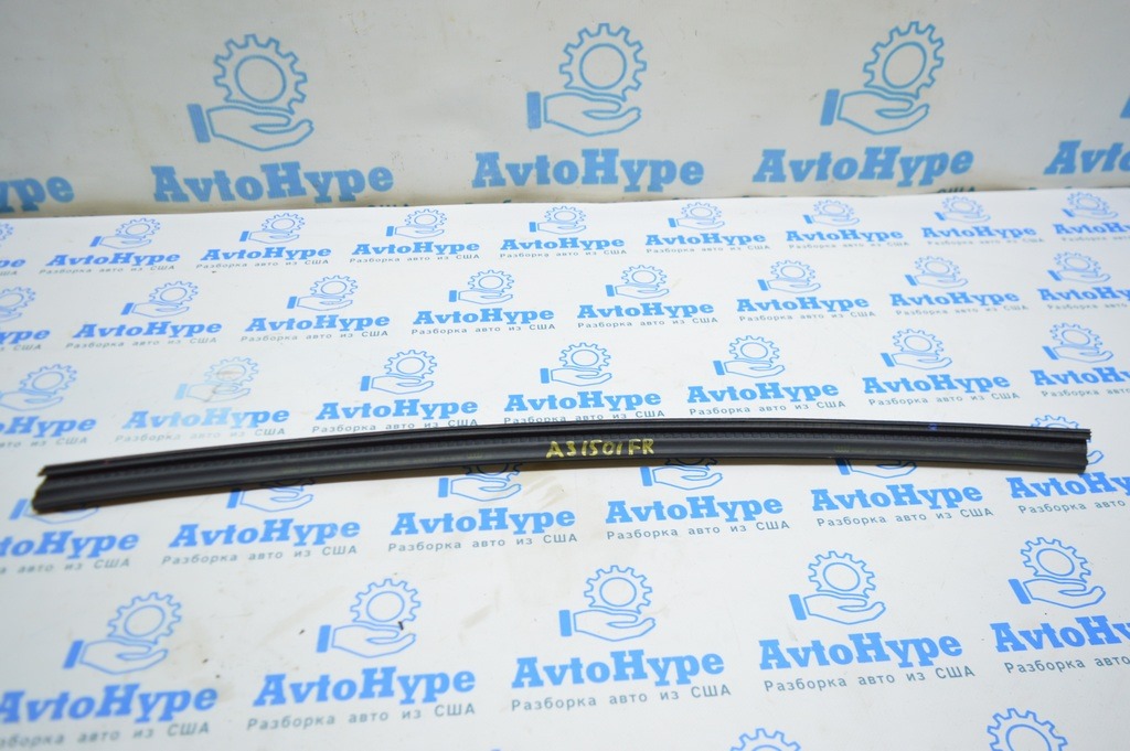 Уплотнитель стекла двери передней правой внутренний Audi A3 8V 15-20 4d, 5d