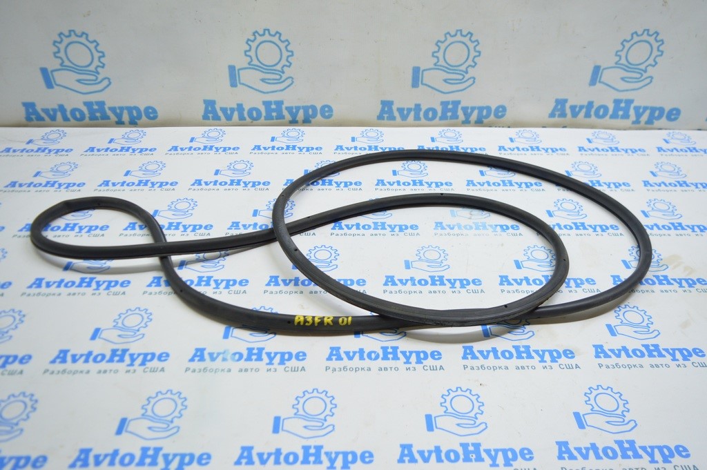 Уплотнитель двери передней правой Audi A3 8V 15-20 4d, 5d