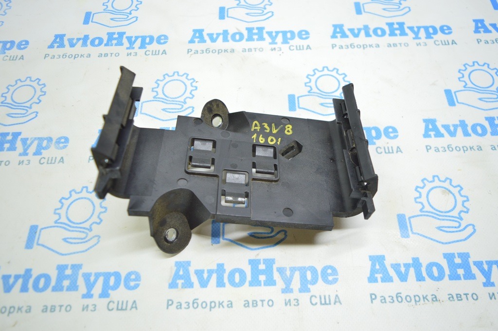 Кронштейн блока ECU Audi A3 8V 15-16 2.0T