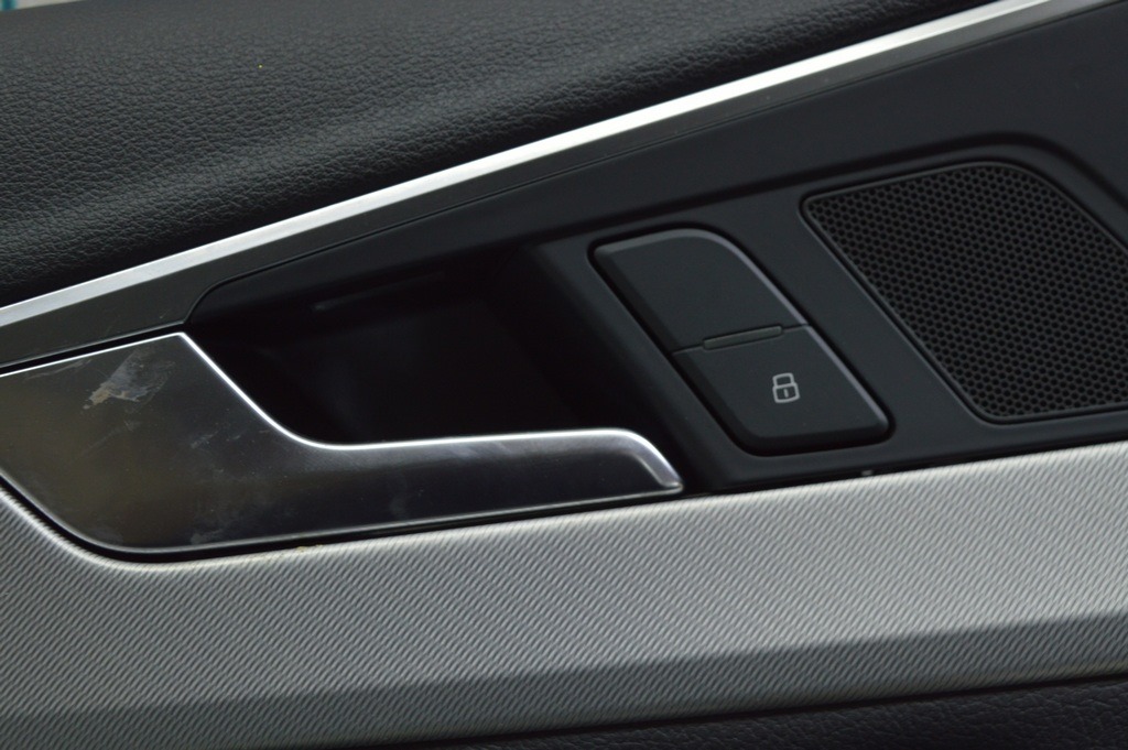 Кнопка центрального замка задняя левая Audi A4 B9 17-