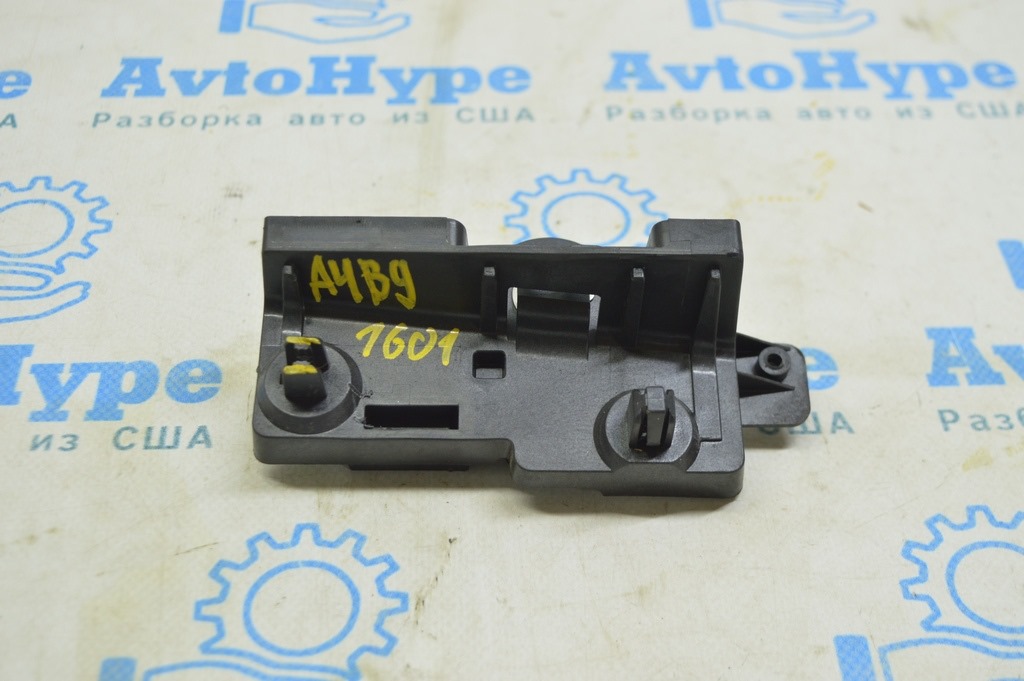 Кронштейн ручки открывания капота салонная Audi A4 B9 17- (01) надлом крепления