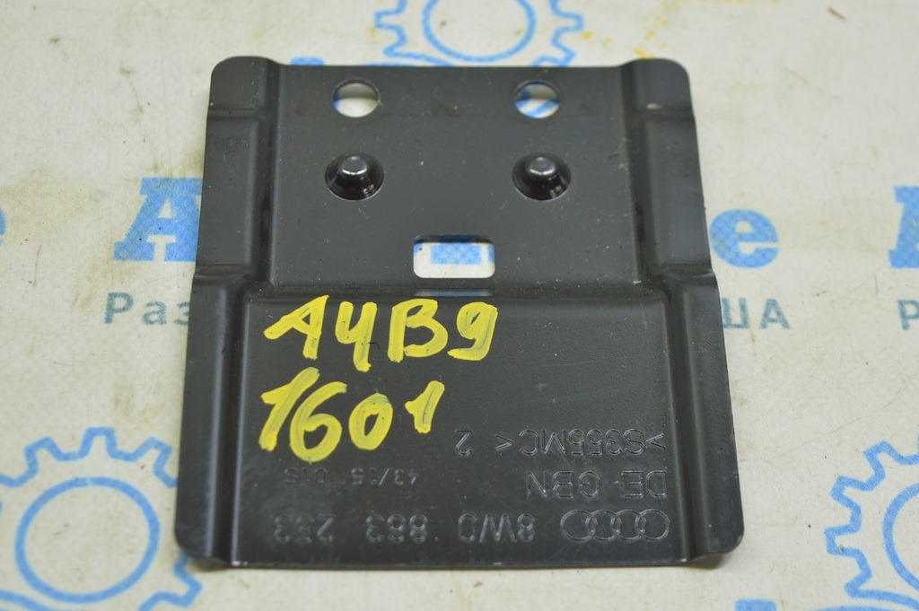 Кронштейн пола багажника Audi A4 B9 17-