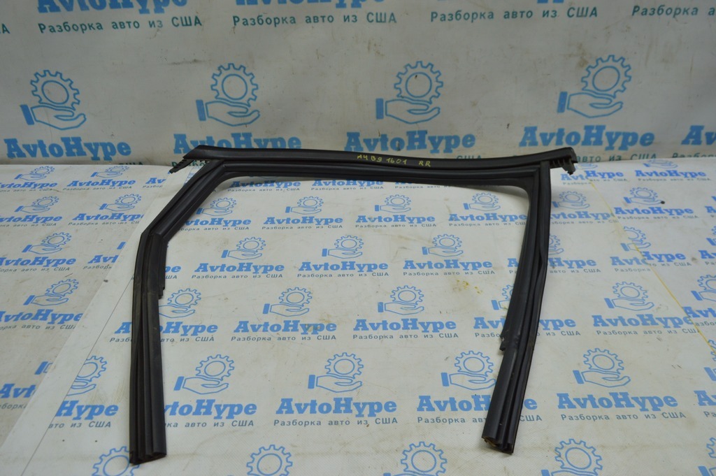 Уплотнитель стекла задний правый Audi A4 B9 17- мат