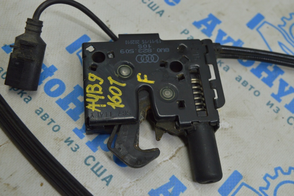 Замок капота правый Audi A4 B9 17- 8W0823509B
