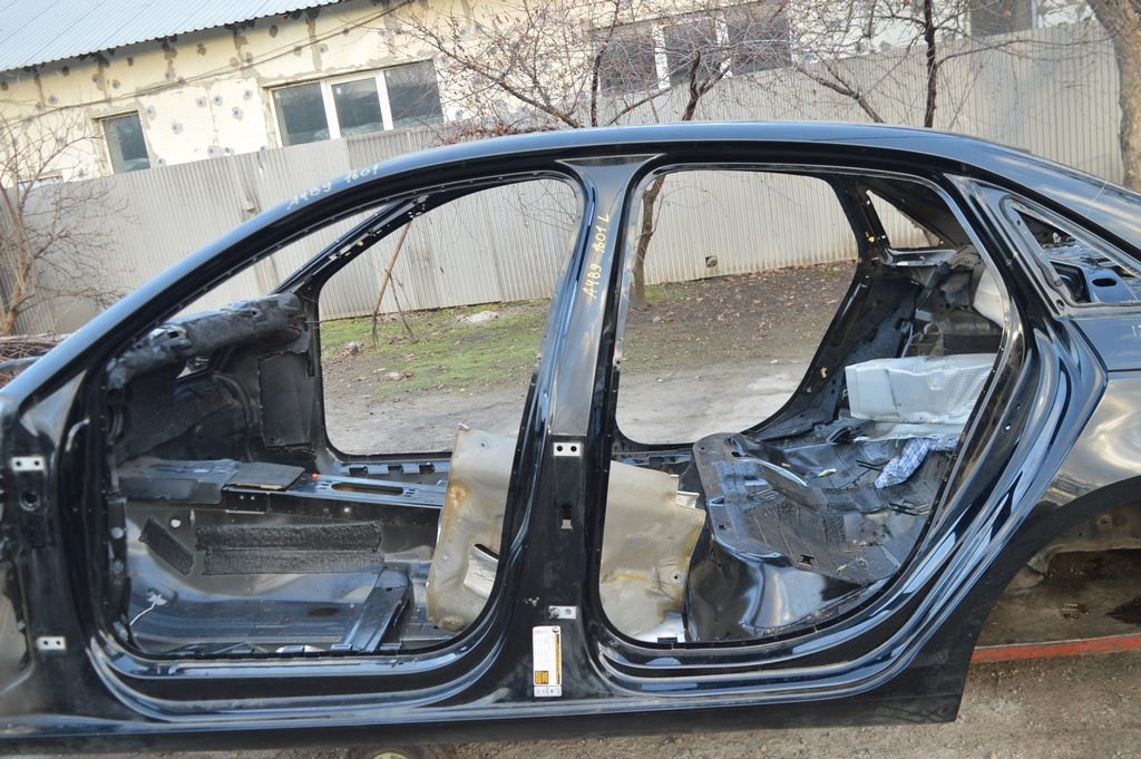 Стойка кузова центральная левая Audi A4 B9 17-