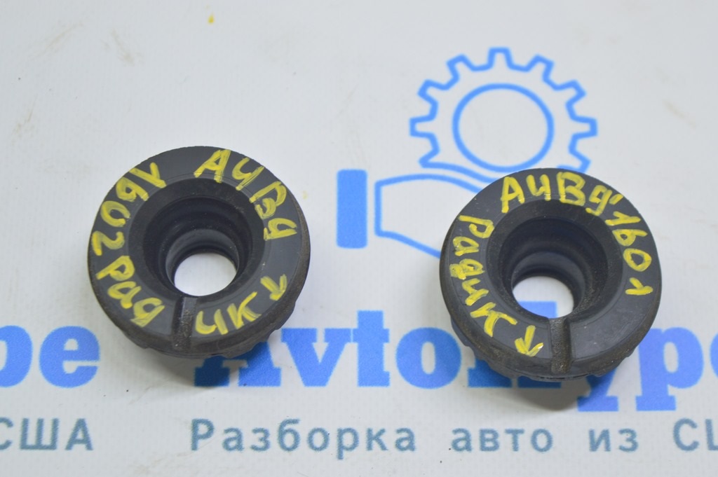 Кронштейн радиатора нижний левый Audi A4 B9 17- 2.0T резина