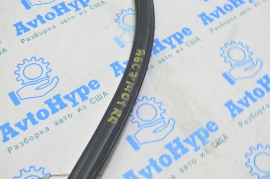 Уплотнитель дверного проема задний правый Audi A6 C7 12-18