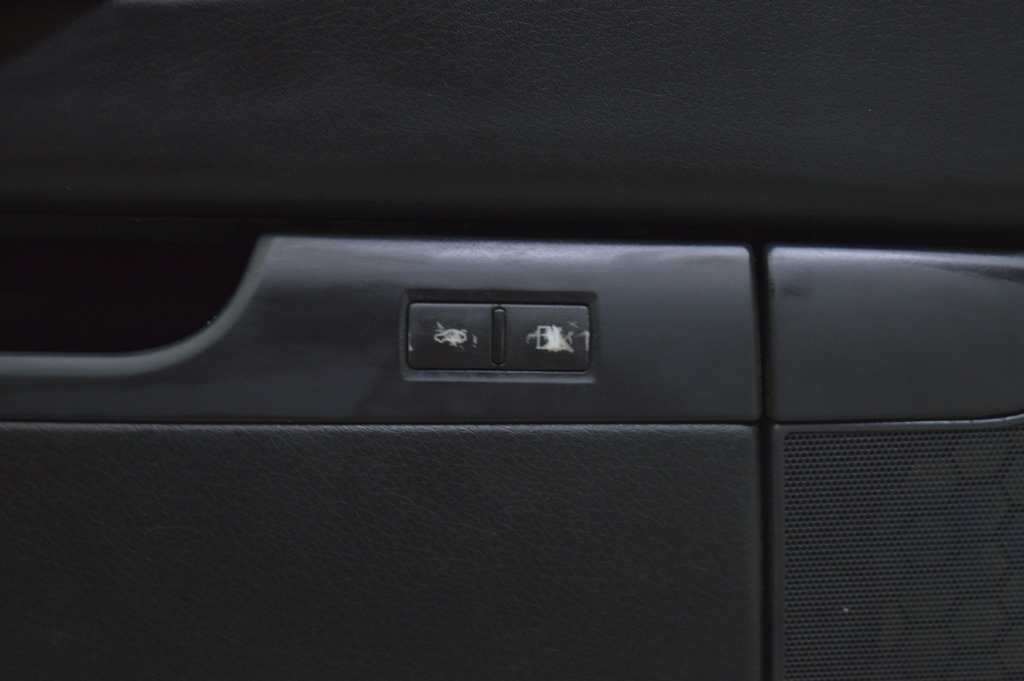 Кнопки открытия багажника и бензобака перед лев Audi A8 D3 03-09 (01) потерты