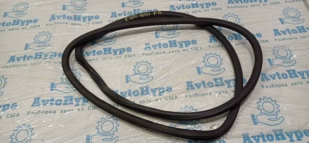 Уплотнитель дверного проема перед прав Chrysler 200 15-17