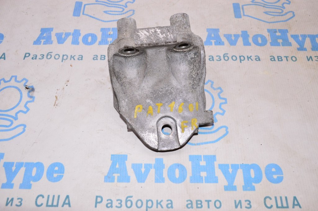 Кронштейн подушки двигателя перед Nissan Pathfinder 13- FWD