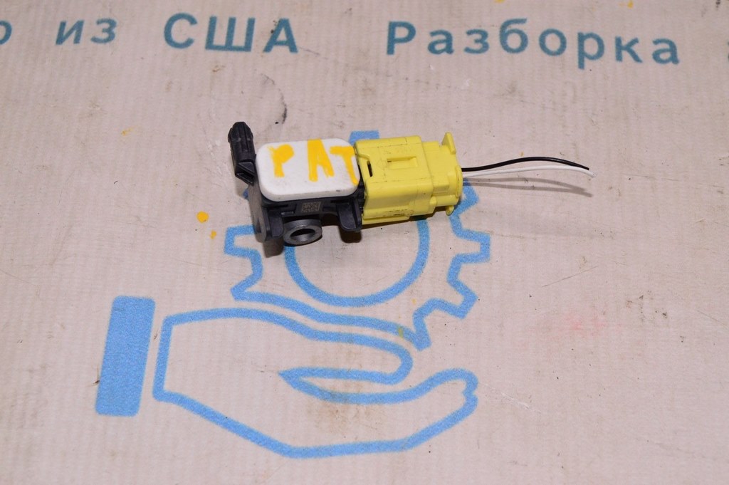 Датчик подушки безопасности в центр стойке прав Nissan Pathfinder 13-