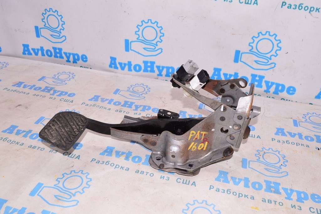 Педаль тормоза Nissan Pathfinder 13-