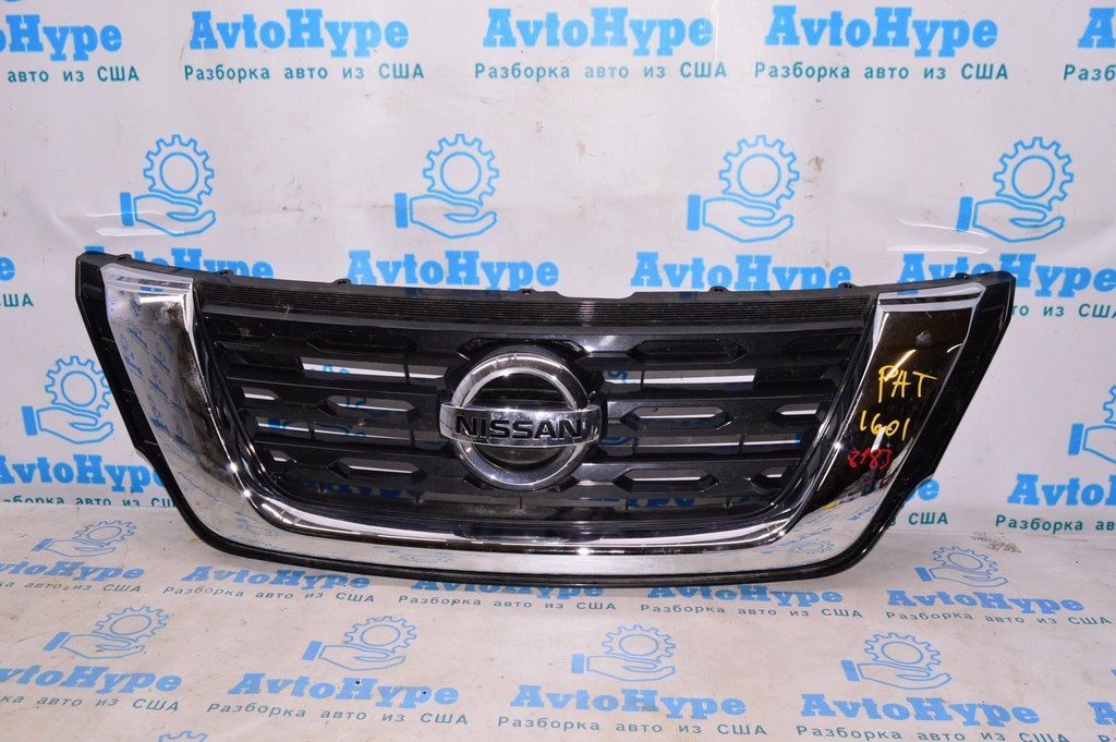 Решетка радиатора grill Nissan Pathfinder 17-19 рест без камеры с эмблемой