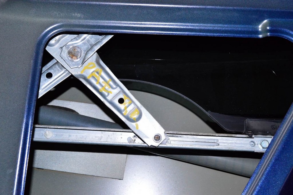 Стеклоподъемник с мотором зад прав Nissan Pathfinder 13-