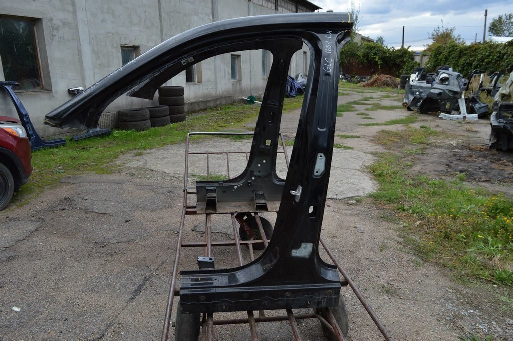 Стойка кузовная центральная левая Mercedes GLC X253 16- (01) черная с батоном крыши