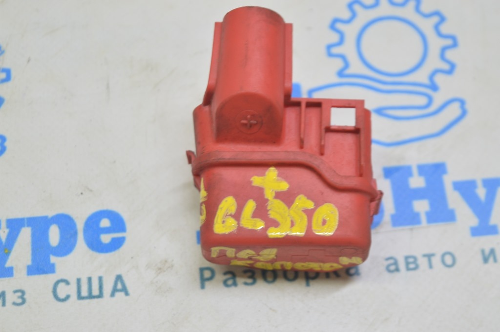 Накладка плюсовой клеммы Mercedes X164 GL под капотом