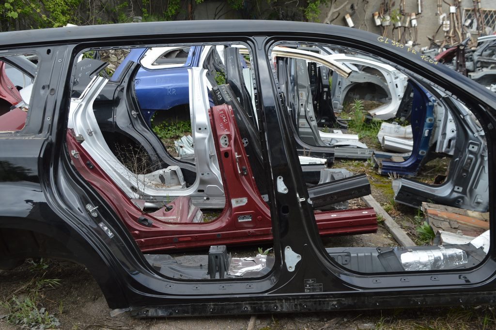 Стойка кузовная центральная правая Mercedes X164 GL (01) черный 197 (можно с батоном)