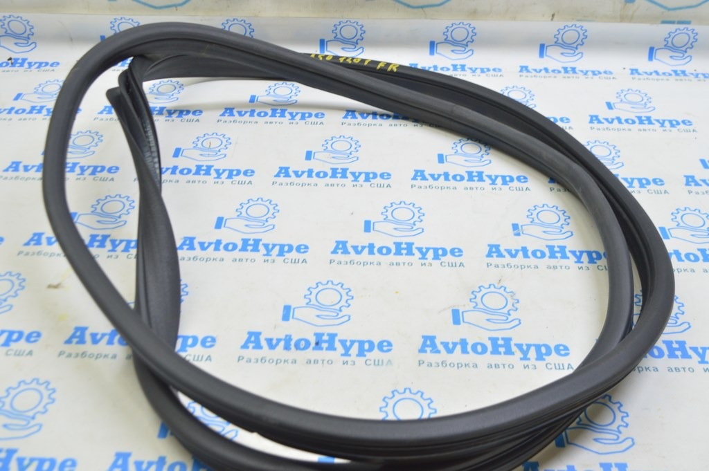 Уплотнитель дверного проема перед прав Mercedes X164 GL черн