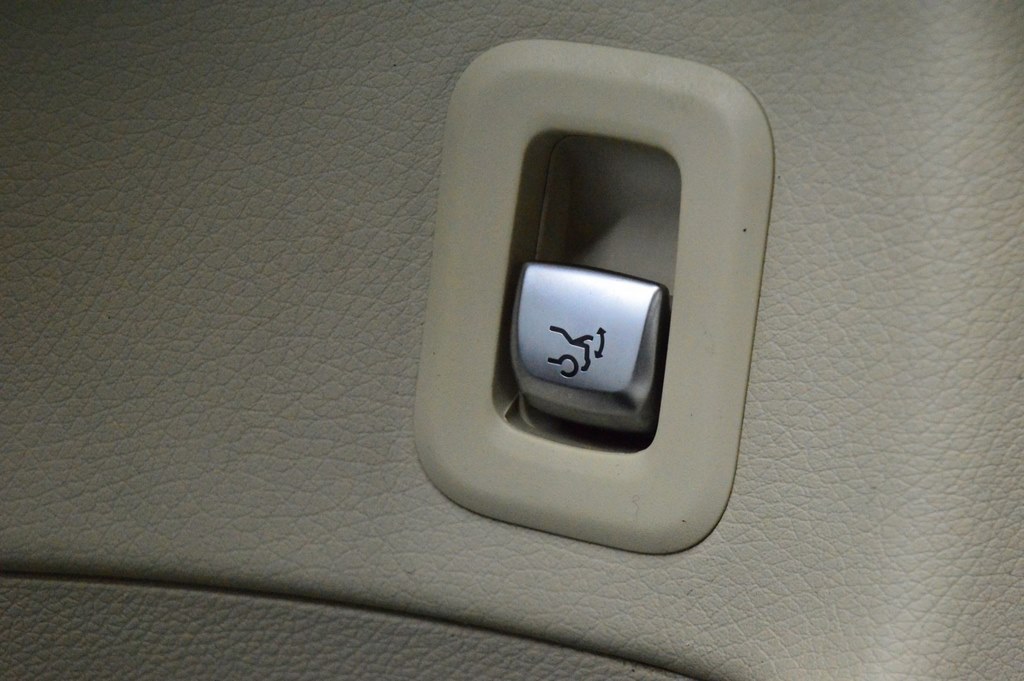Кнопка открытия двери багажника Mercedes GLC X253 16- (на водительской карте)