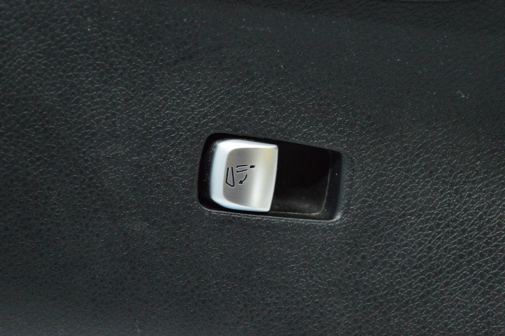 Кнопка откидывания спинки сидения зад лев Mercedes GLC X253 16-