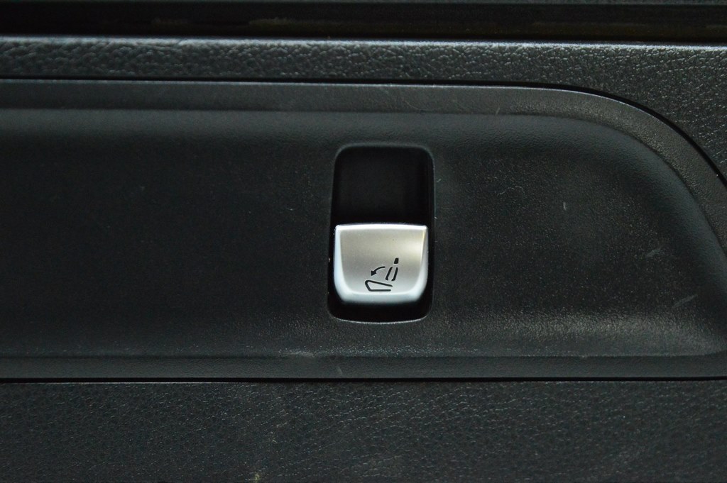 Кнопка откидывания спинки сидения правая Mercedes GLC X253 16-