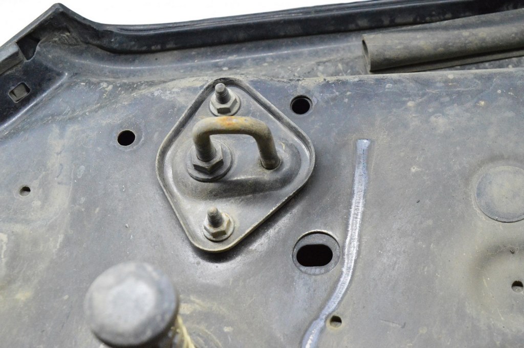 Крючокпетляфиксатор замка капота лев Mercedes GLC X253 16-