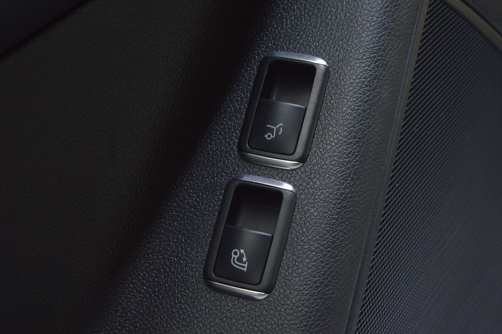 Кнопка открытия фаркопа в карточке перед лев Mercedes GLE-class C292 12-19