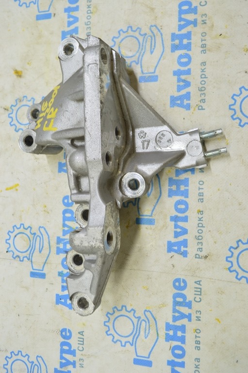 Кронштейн подушки двигателя правый Toyota Highlander 20-22 3.5 на двигателе