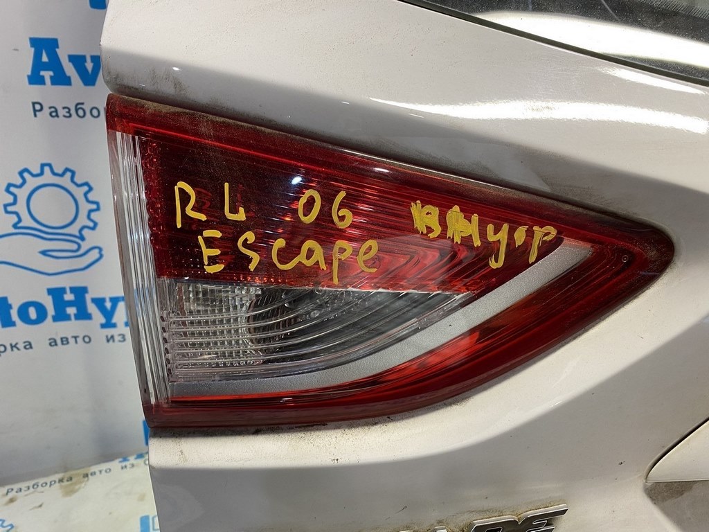 Фонарь внутренний (крышка багажника) левый Ford Escape MK3 13-16 дорест