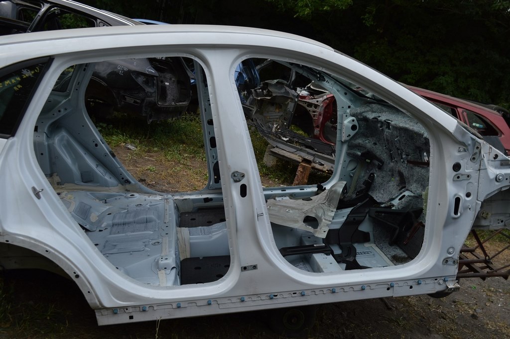 Стойка кузова центральная правая Ford Escape MK4 20- (01)