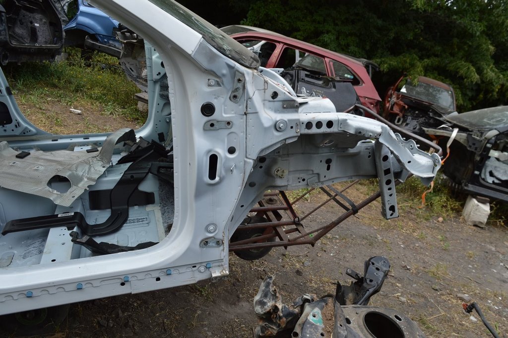 Четверть передняя правая Ford Escape MK4 20- (01) белая ссадины