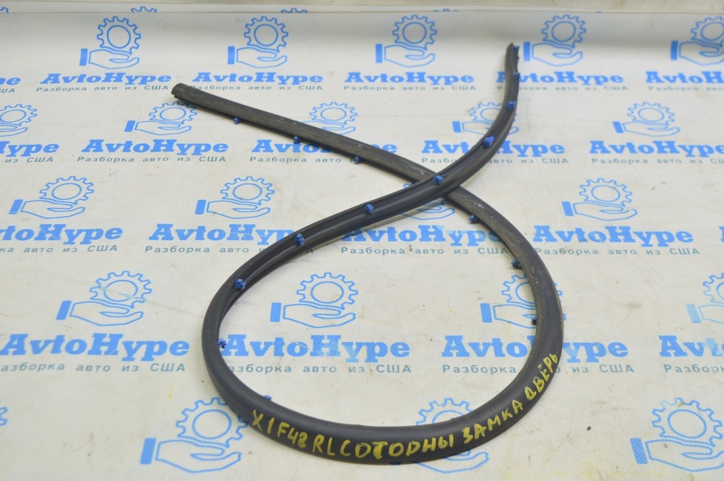 Уплотнитель двери нижний задний левый BMW X1 F48 16-22