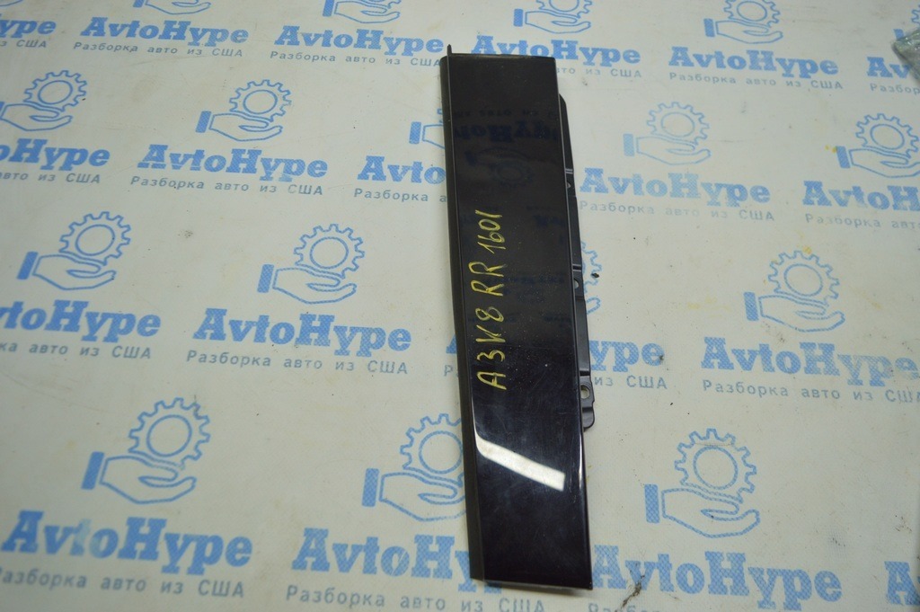 Накладка двери боковая задняя правая Audi A3 8V 15-20 4d, 5d передняя