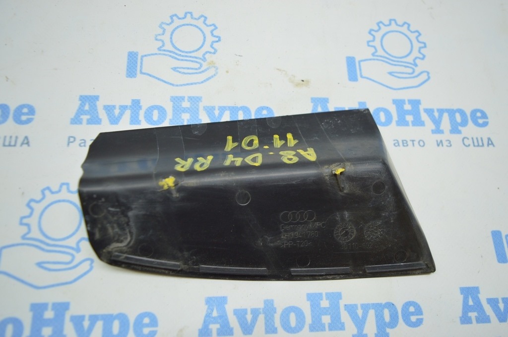 Накладка заднего фонаря правая на кузове Audi A8 D4 10-14 (01) деф
