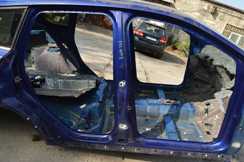 Стойка кузовная центральная правая Ford Escape MK3 13- синий цвет J4(09)