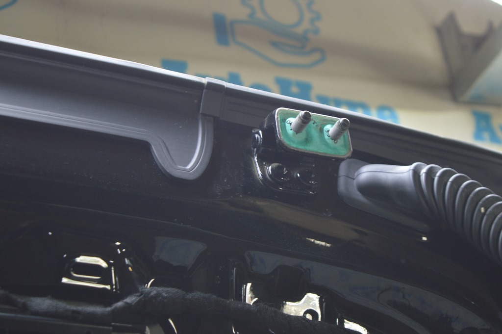 Петля двери багажника левая Porsche Panamera 10-16