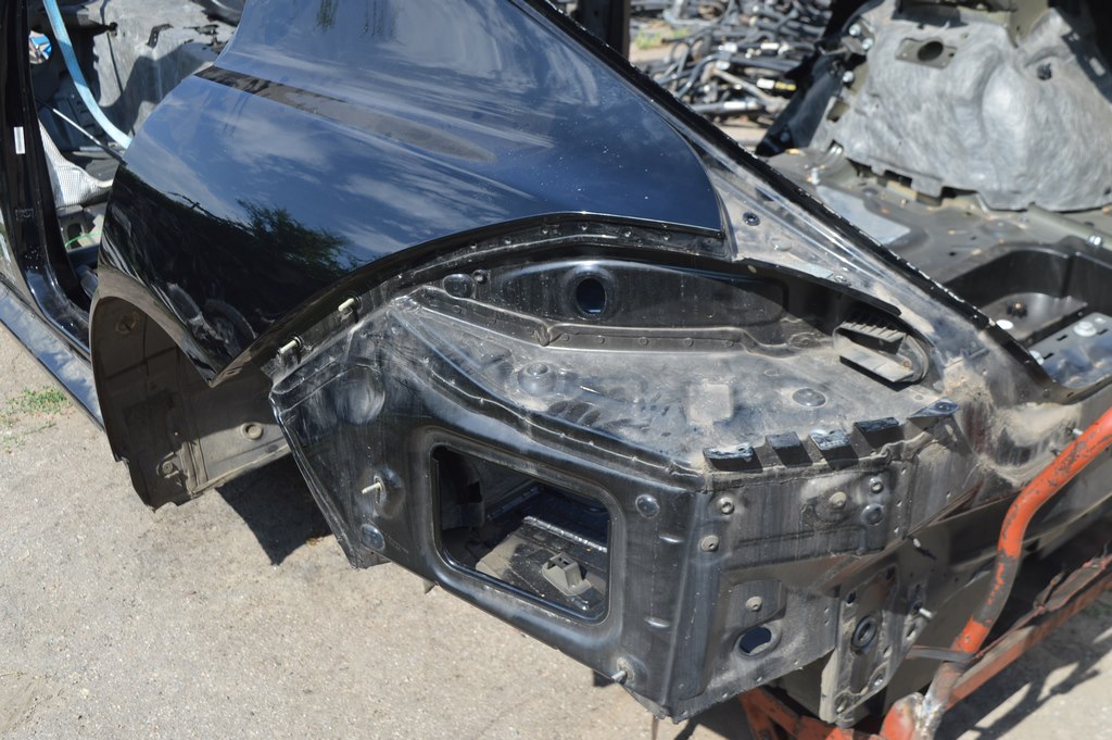 Направаяляющая фонаря внешнего (крыло) левая Porsche Panamera 10-16