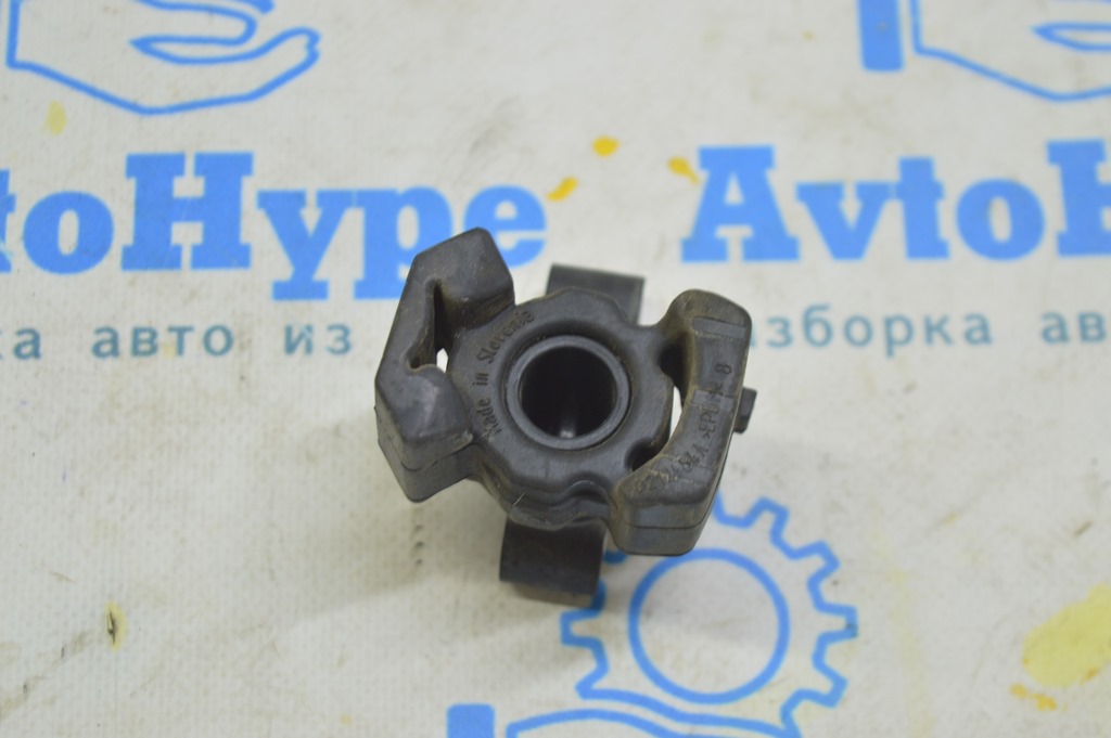 Кронштейн радиатора нижний правый Porsche Panamera 10-16 резина