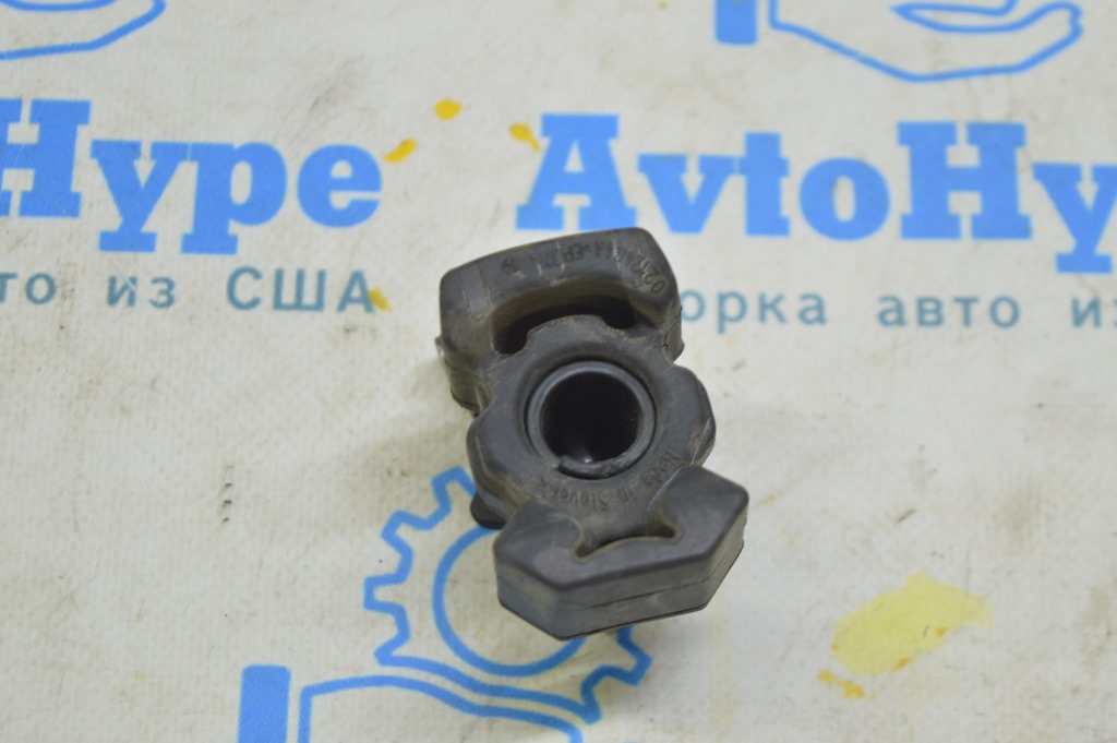 Кронштейн радиатора нижний левый Porsche Panamera 10-16 резина