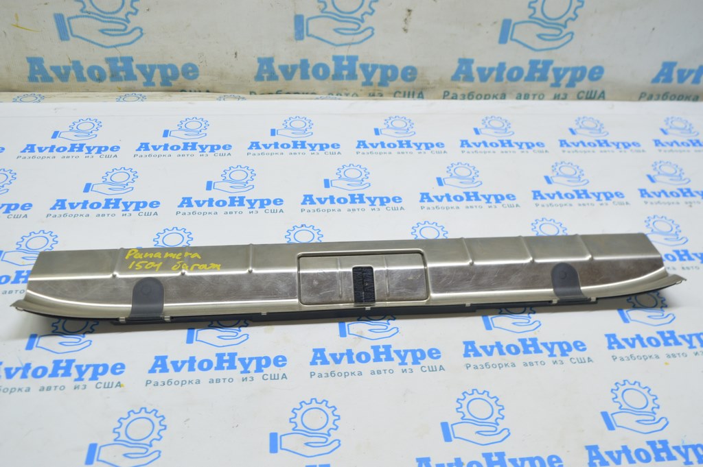 Накладка проема багажника наружная Porsche Panamera 10-16 хром, царапины (01)