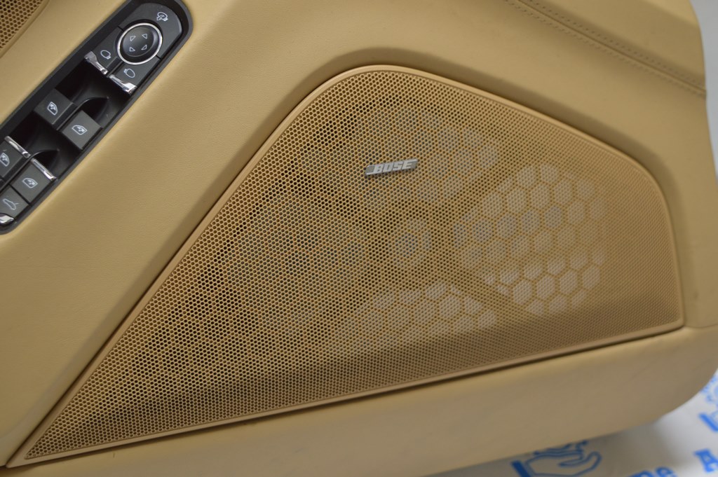 Вставка карточки под НЧ динамик перед лев Porsche Panamera 10-16 беж