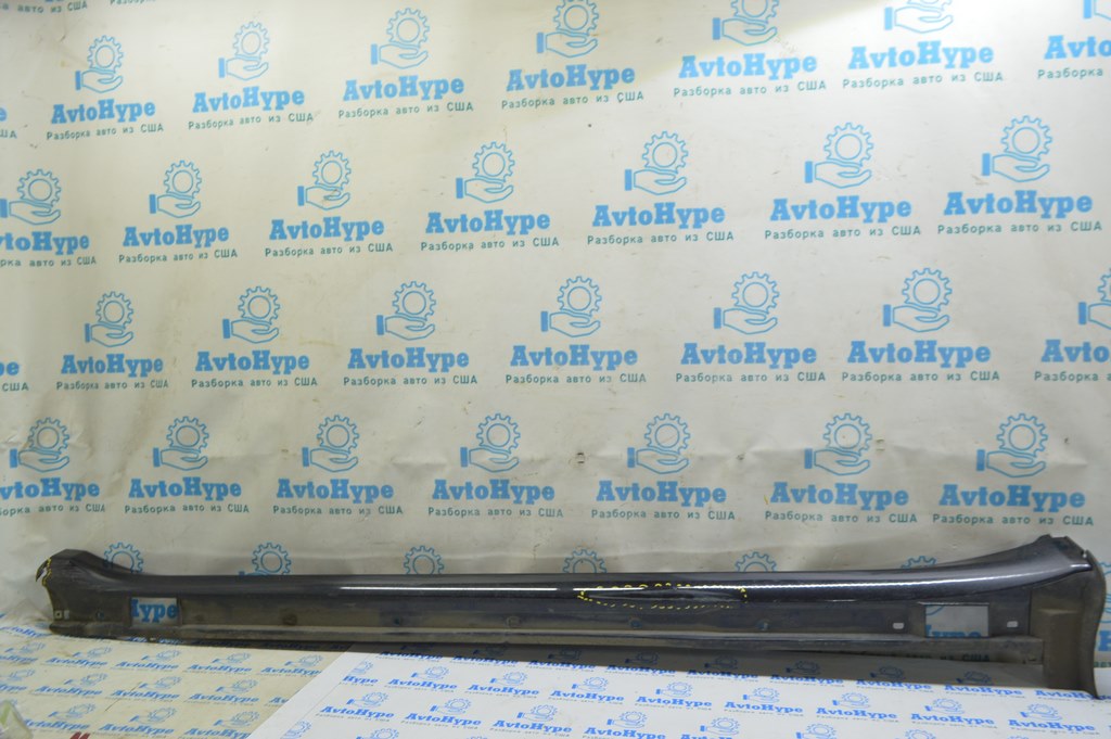 Порог левый Porsche Panamera 10-16 черный (01) потёрт, надрыв