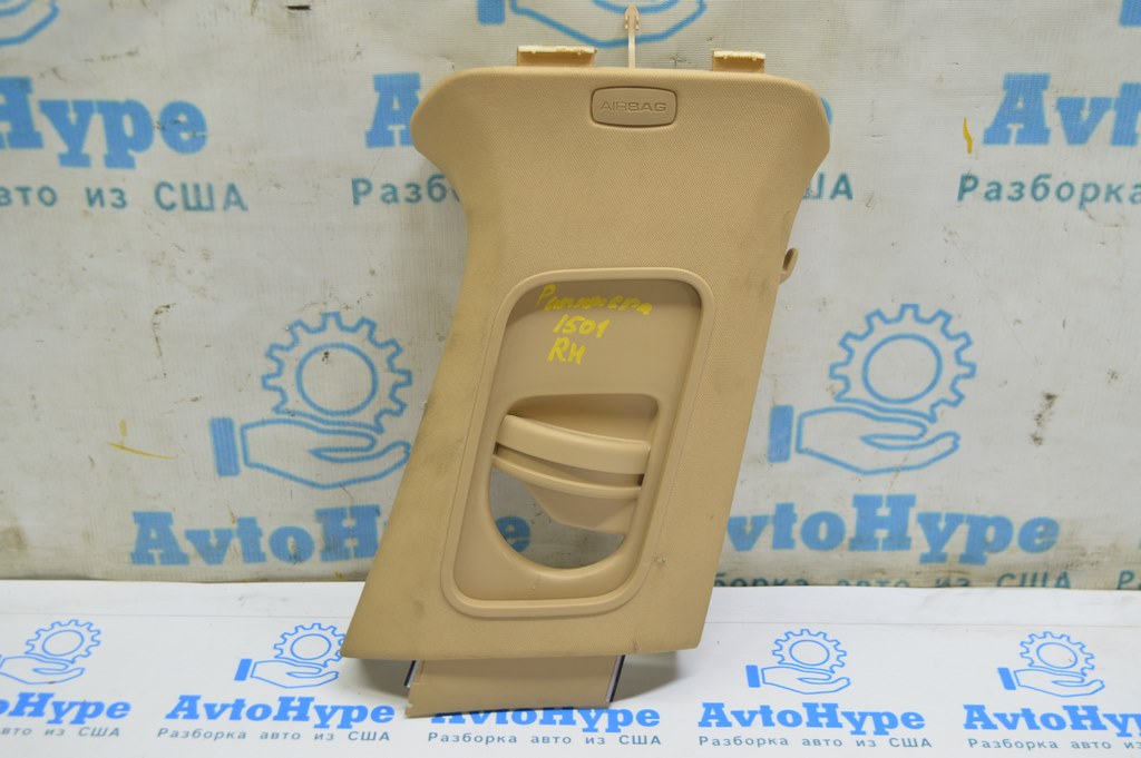 Накладка центральной стойки верхн (ремень) прав Porsche Panamera 10-16 беж тряпка (01) надрыв