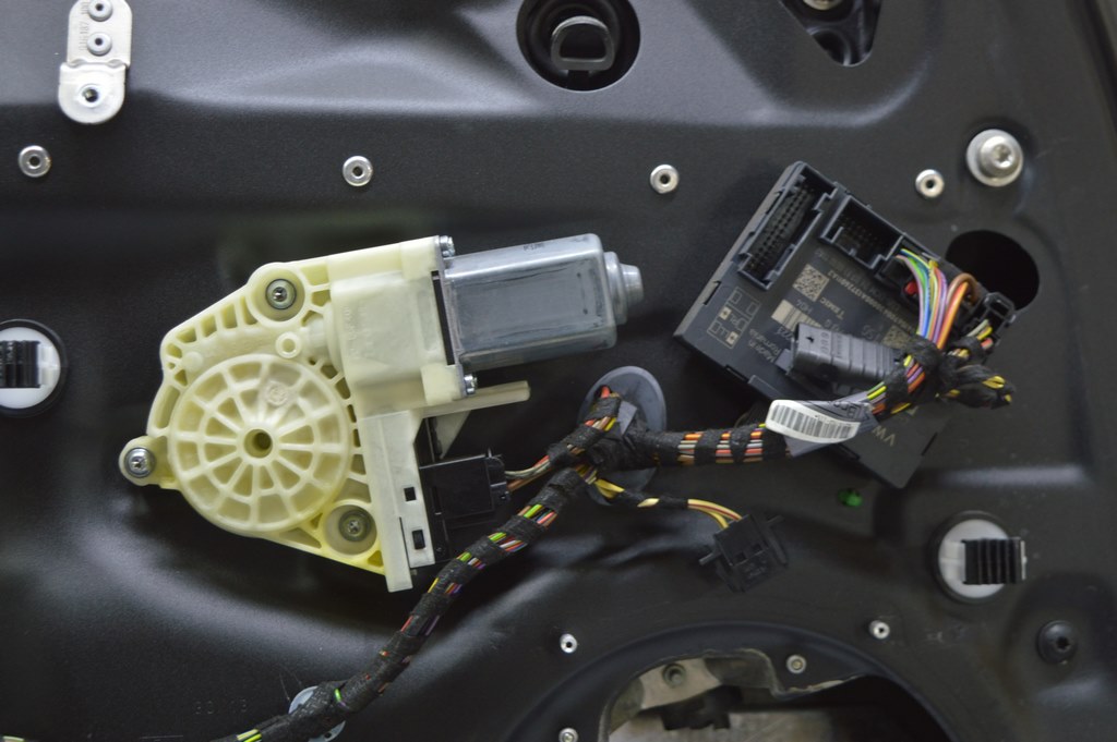 Компьютер двери передней левой Porsche Panamera 14-16 (01)