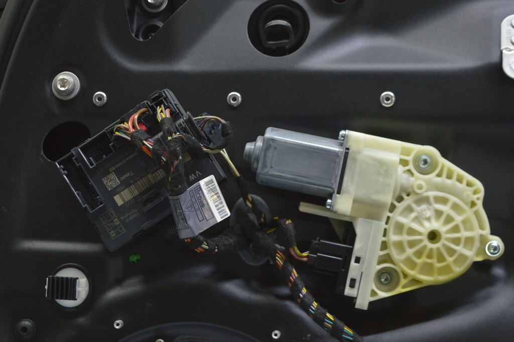 Компьютер двери передней правой Porsche Panamera 14-16 (01)