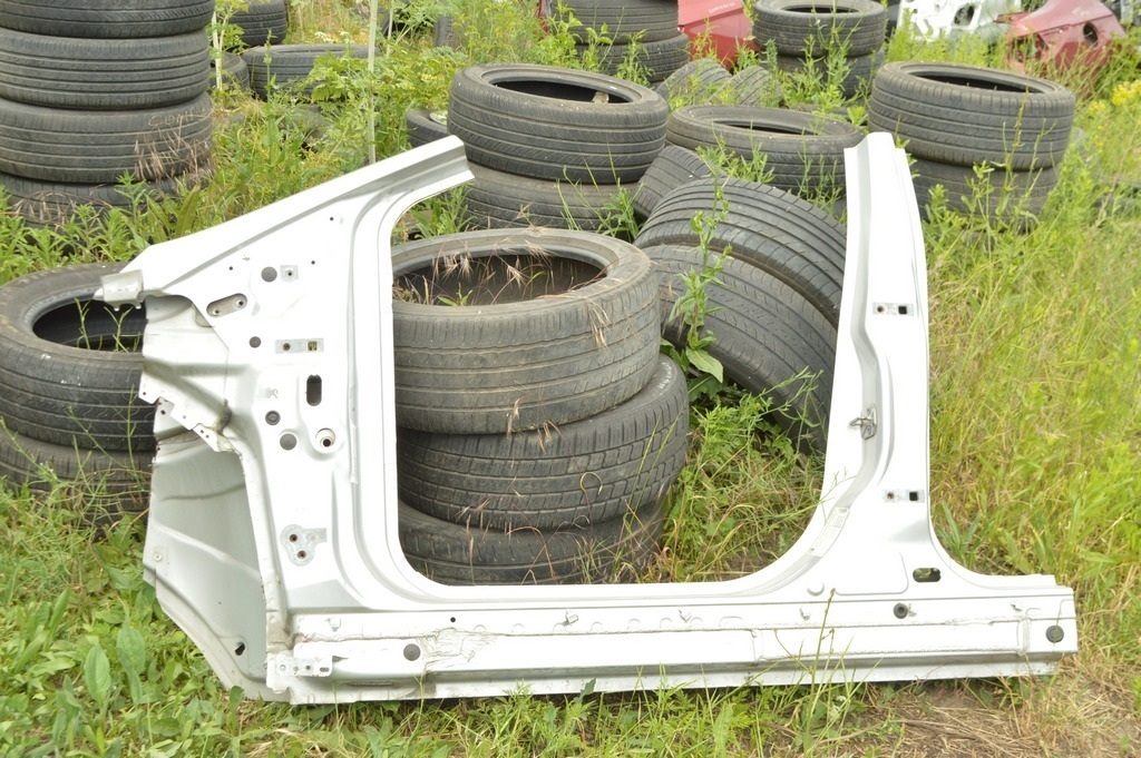 Стойка кузовная центральная левая Ford Focus mk3 11-18 (01) серебро длин.порог с перед стойкой